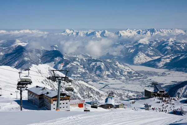 Elevador de esqui em altas montanhas — Fotografia de Stock