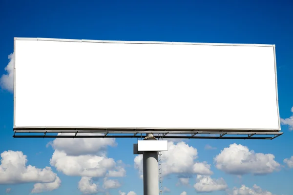 Üres hirdetőtábla a kék égen — Stock Fotó