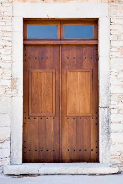 Tradiční dřevěné dveře — Stockfoto