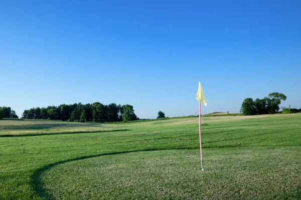 Vlag op golfbaan. — Stockfoto