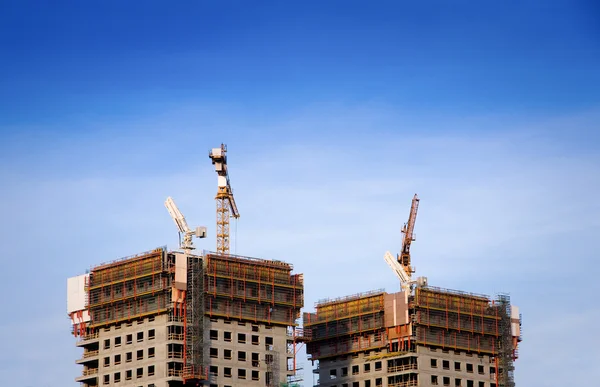 Construção de arranha-céus de escritórios — Fotografia de Stock