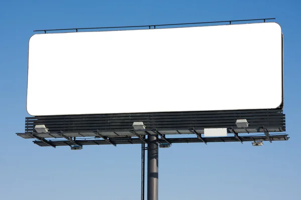 Prázdný billboard na modré obloze — Stock fotografie