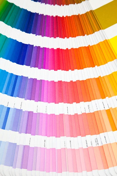Каталог цветных сэмплеров Pantone — стоковое фото