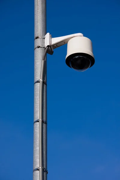 Beveiliging camera op post — Stockfoto