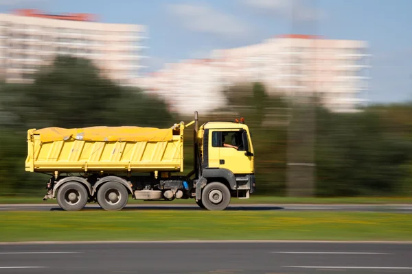 Camión amarillo en movimiento borroso — Foto de Stock