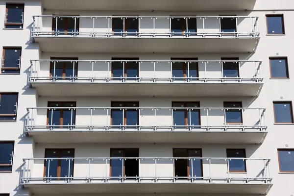 Балконы в современном блоке — стоковое фото