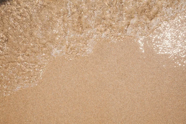 Våg av vatten på stranden — Stockfoto