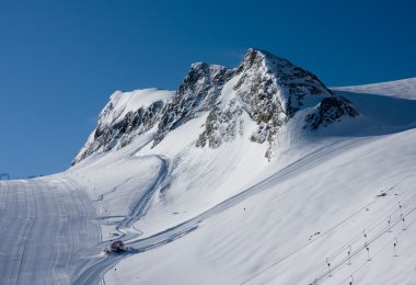 yüksek Alpleri'nde kayak pisti