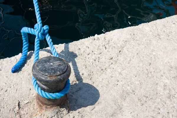 Knot on rope in dock — Stock Photo, Image