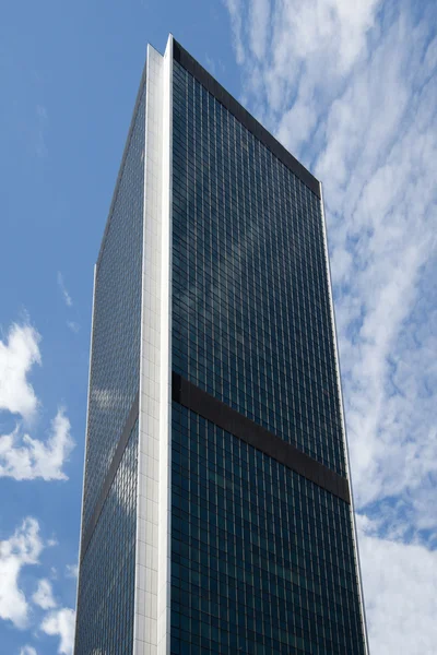 Edifício de escritórios feito de vidro e aço — Fotografia de Stock