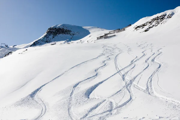 Senderos de esquí en una montaña —  Fotos de Stock