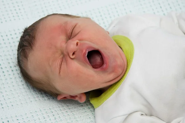 Menino recém-nascido bocejando — Fotografia de Stock