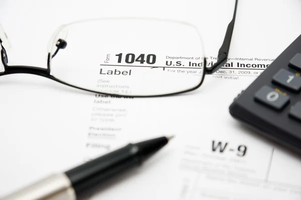Remplissage des formulaires d'impôt 1040 — Photo