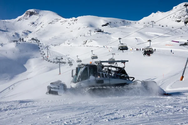 Gato de neve e skilift em alpes — Fotografia de Stock