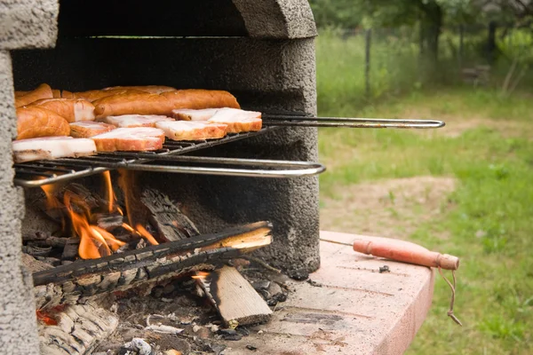 Saucisses sur barbecue caillouteux — Photo