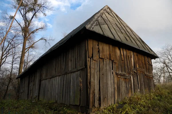 Старий покинутий дерев'яний будинок — стокове фото