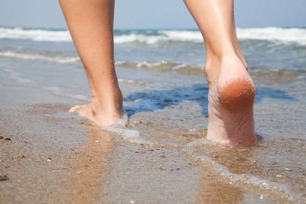 Femme marchant sur la plage — Photo