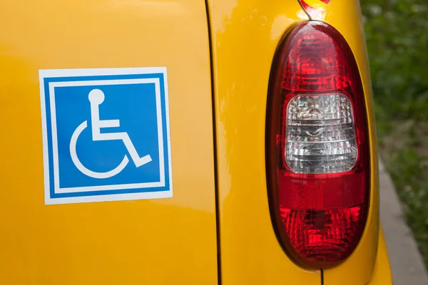 Знак инвалида на заднем сиденье автомобиля — стоковое фото