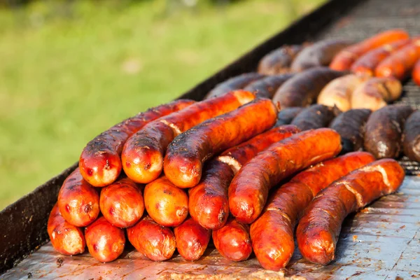 Saucisses grillées sur barbecue — Photo