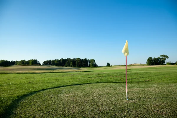 Drapeau sur le terrain de golf . — Photo
