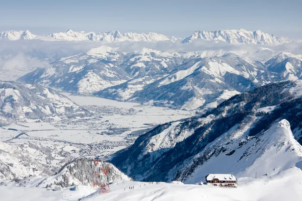 Alpine panorama with mountain hostel — Stock Photo, Image