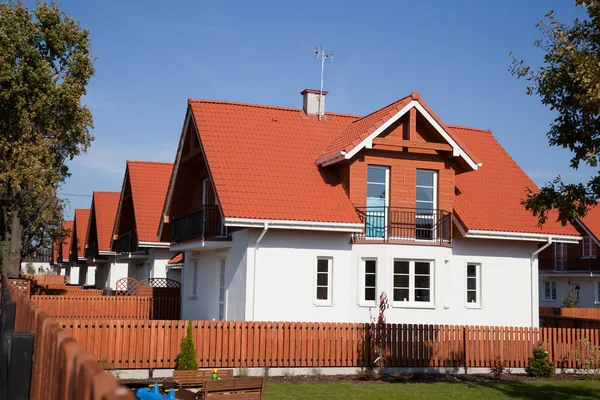 行的单身家庭的房子rad i villaområden — Stock fotografie