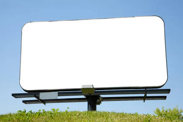 푸른 하늘에 있는 백지 광고판 — 스톡 사진