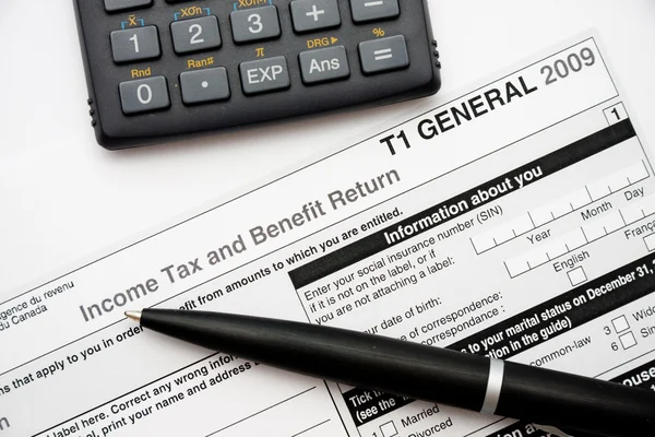 Filling in canadian tax form — Stock Photo, Image