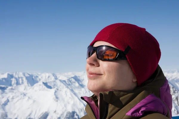Žena užívat slunce v zimě — Stock fotografie