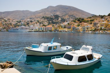 küçük tekneler ve evleri adada symi, Yunanistan