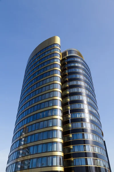 现代办公大楼在蓝蓝的天空 — 图库照片