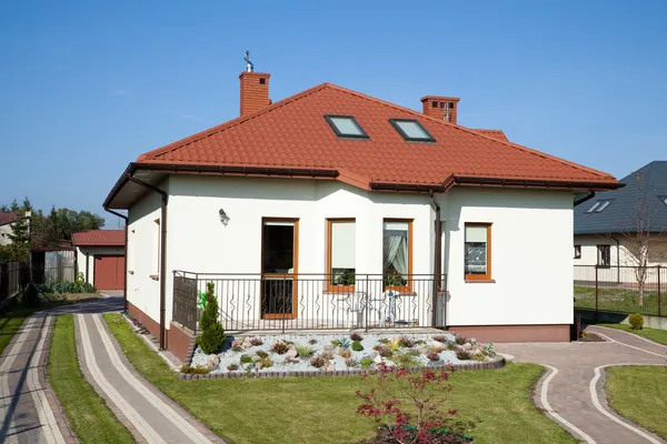 Casa blanca de una sola familia sobre cielo azul — Foto de Stock