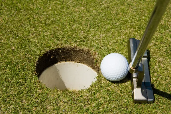 Mettere la palla da golf — Foto Stock