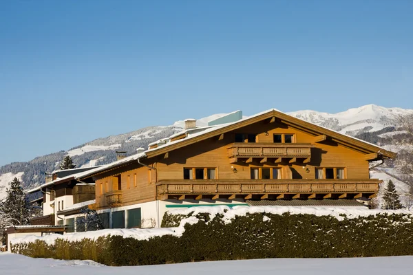Ferienhaus in apls Berge — Stockfoto