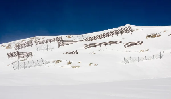 Barreiras de Avalanche nas montanhas dos Alpes — Fotografia de Stock