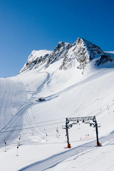Sommet et piste de ski dans les Alpes — Photo