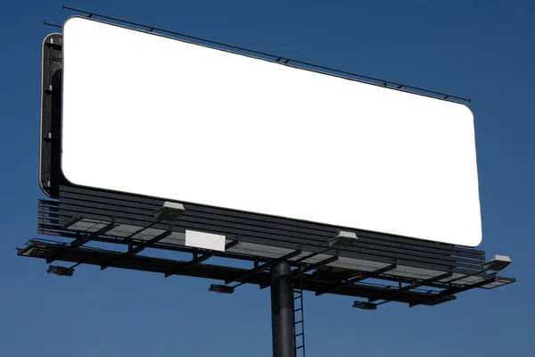 Бланк билборда на голубом небе — стоковое фото