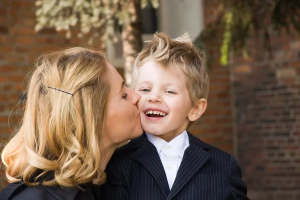 Mãe beijando seu filho — Fotografia de Stock