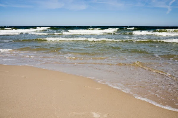 Αμμώδη παραλία και τα κύματα στη θάλασσα — Φωτογραφία Αρχείου