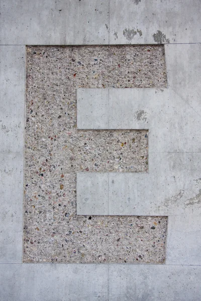 Lettera E sul muro di cemento — Foto Stock