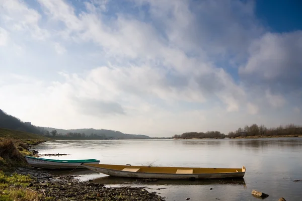 Zwei Boote an der Flussküste — Stockfoto