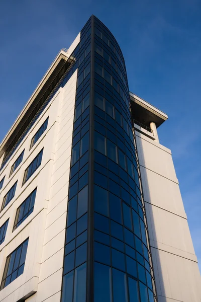 Edificio de oficinas de vidrio y acero —  Fotos de Stock