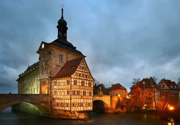 A Altes rathaus (régi városháza) a szürkület. Bamberg, Bajorország. — Stock Fotó