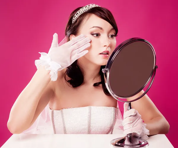 Bride with a mirror — Stock Photo, Image