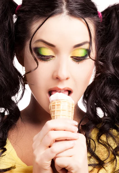 アイスクリームのある女性は — ストック写真