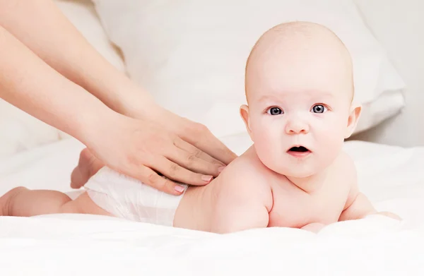 Moeder en baby masseren — Stok fotoğraf