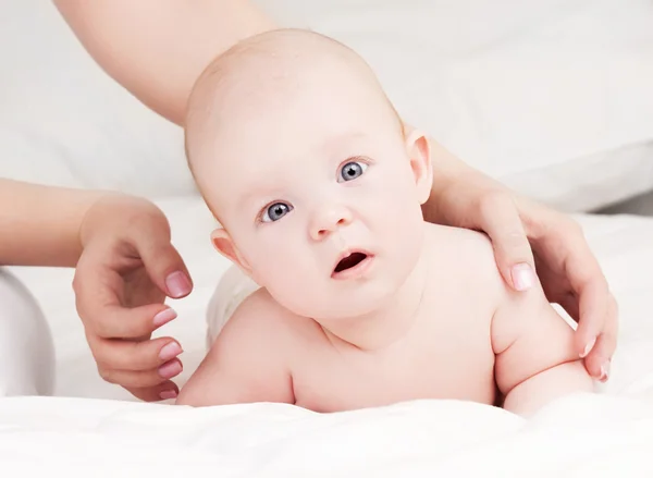 Mãe massageando bebê — Fotografia de Stock