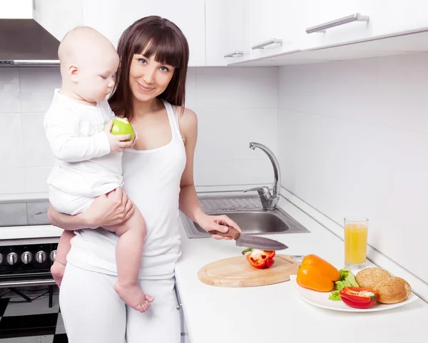 Femme avec bébé cuisine — Photo