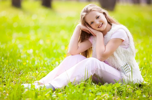 Dívka na trávě — Stock fotografie