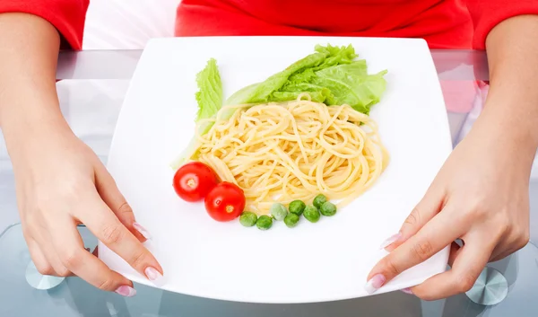 Vrouw eten spaghetti — Stockfoto
